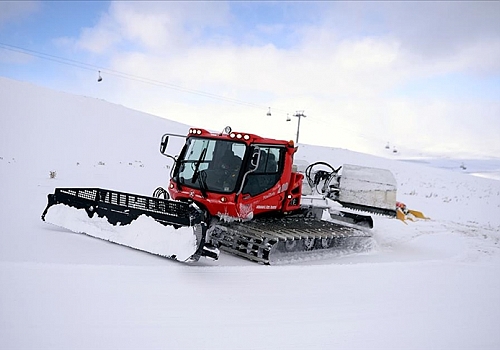Yalnızçam'ın pistlerini sorunsuz kayak için hazırlıyor