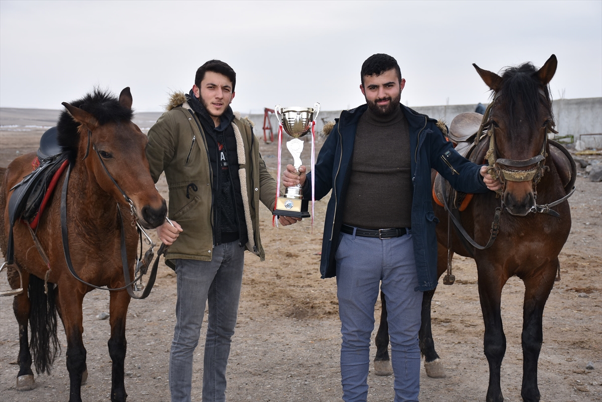 Yarışlara hazırlandığı rahvan atlarına gözü gibi bakıyor