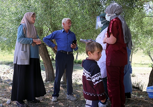 Yaylalarda ballı mesaide olan arıcılara da aşı hizmeti sunuluyor