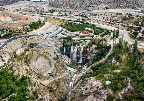 Yerli ve yabancı turistlerden çevresi yenilenen Tortum Şelalesi'ne yoğun ilgi