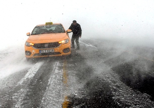 Yoğun kar ve tipi Ardahan-Şavşat kara yolunu ulaşıma kapattı