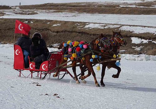 Yüzeyi buzla kaplı Çıldır Gölü’nde hafta sonu yoğunluğu yaşandı