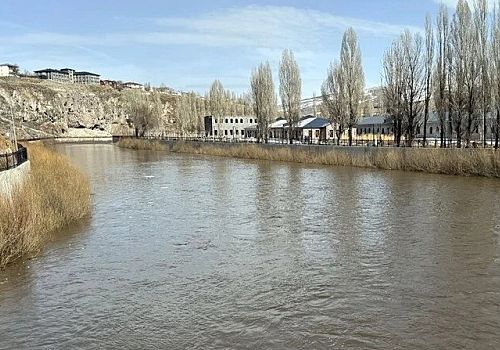 Yüzeyi buzla kaplı Kura Nehri, hava sıcaklığının artmasıyla tamamen çözüldü