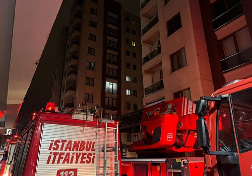 Zeytinburnu’nda otoparkta elektrikli araç yangını: 5 araç zarar gördü