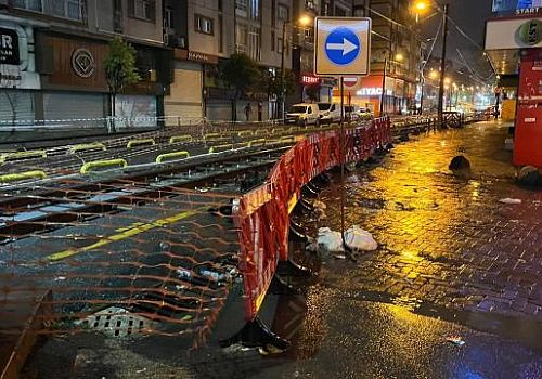 Zeytinburnu’nda tramvay yoluna giren otomobil seferleri aksattı