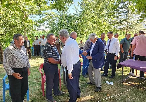 Ziyarette bulunduğu her yerde davul zurnayla karşılanan Saffet Kaya’ya kurbanlar kesiliyor.