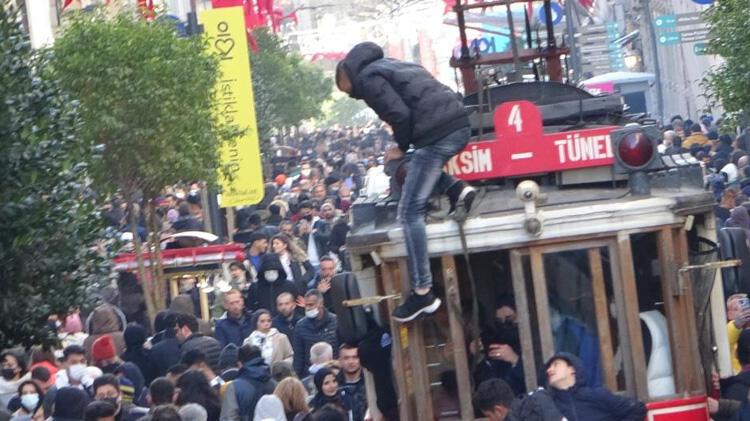 Taksim'de ilginç anlar! 600 watt elektriğe aldırmadı