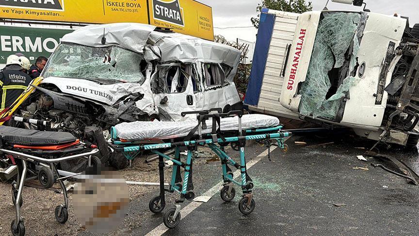 Tekirdağ'da can pazarı! İşçi servisi ile kamyon çarpıştı: Ölü ve yaralılar var