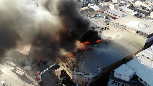 Tekstil atölyesindeki yangın söndürüldü