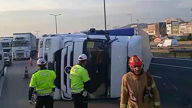 TEM Otoyolu'nda TIR devrildi, trafikte yoğunluk oluştu