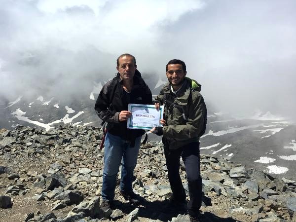 Tıp fakültesinden mezuniyet belgesini Kaçkar Dağı zirvesinde aldı
