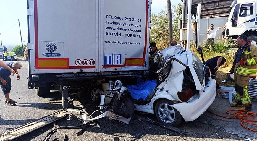 TIR'a arkadan çarpan otomobildeki iki kardeş hayatını kaybetti