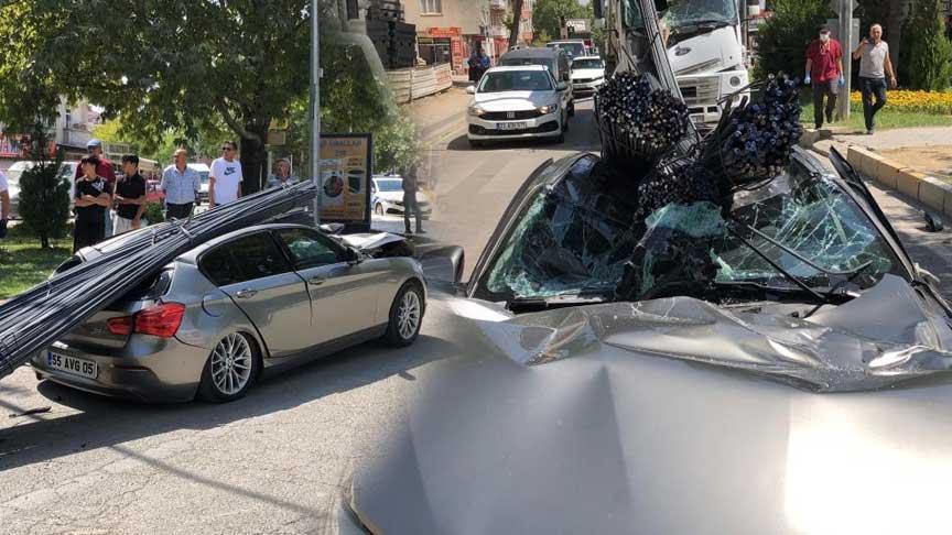 TIR’dan yağmur gibi demir yağdı! Lüks otomobil hurdaya döndü