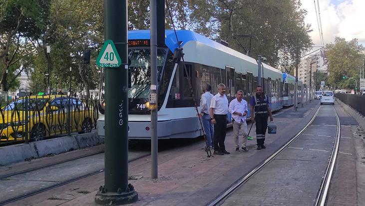 Tophane’de tramvay yayaya çarptı! Demir bariyerle sıkıştı