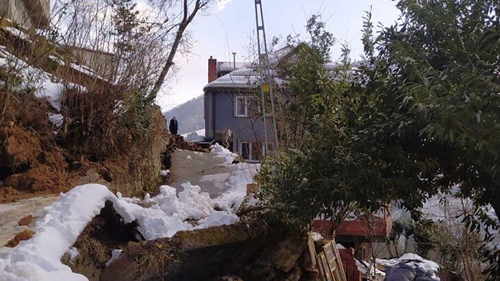Trabzon'da heyelan! Mahalle yolu kapandı