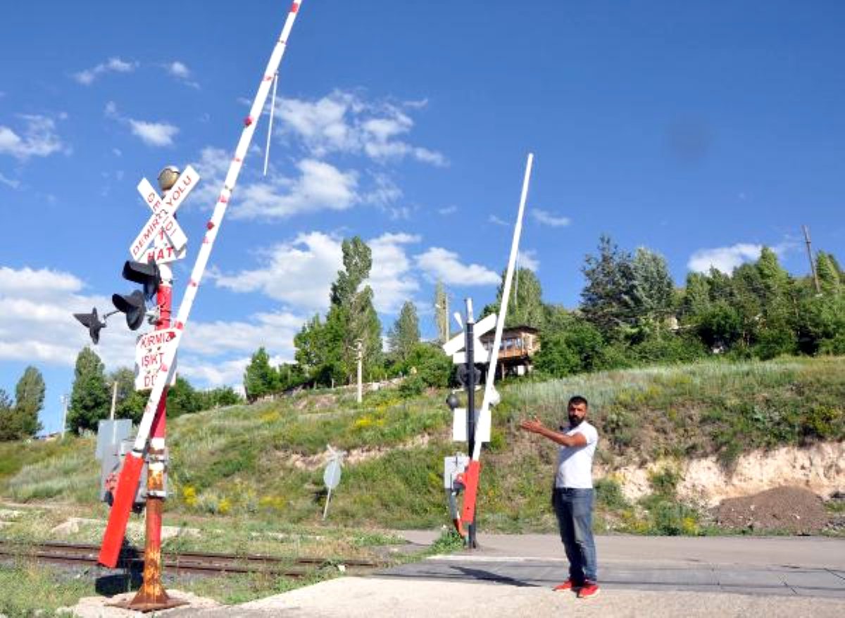 Trenin geçişini beklemeyip, bariyerleri kıran sürücüye 2,5 yıl hapis
