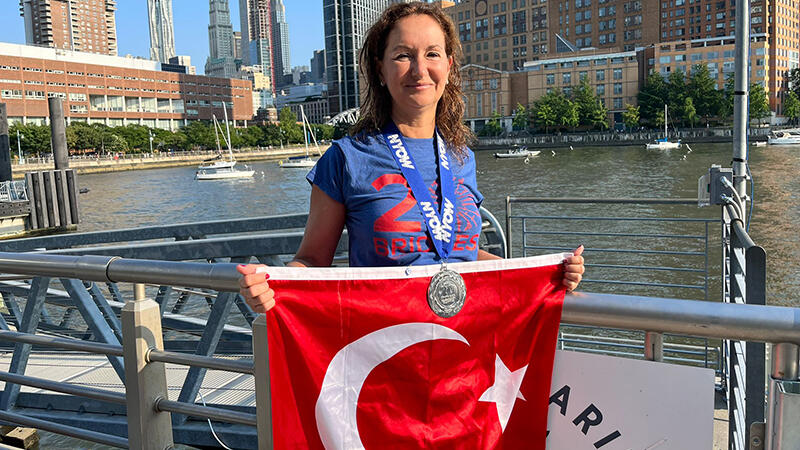 Türk kadın yüzücü Bagana, New York'ta 46 kilometrelik parkuru 9 saatte yüzdü