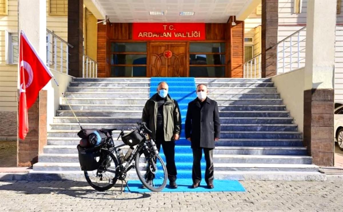 Türk Tarihini ve Kültürünü tanıtmak için Köln'den bisikletiyle yola çıkan Recai Pak, Vali Hüseyin Öner'i, ziyaret etti