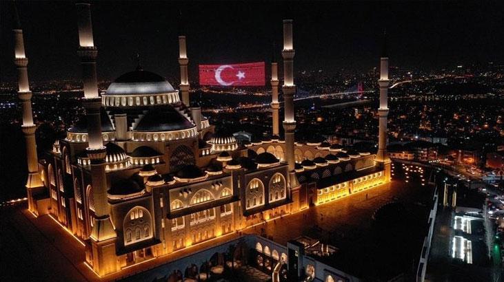 Türkiye genelinde camilerde kuraklık, yangın ve şehitler için dua edildi