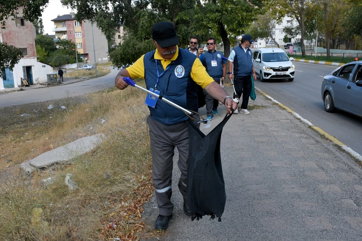 Ulusal Su Elçileri Federasyonu, plastik çöp toplama yürüyüşünü Erzurum'da sürdürdü