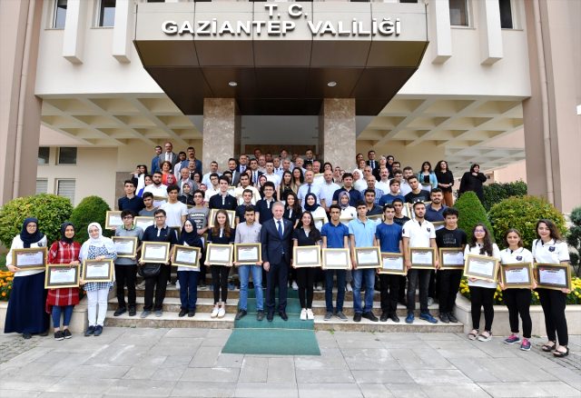 Vali Gül, LGS'de ilk bine giren öğrencilerle buluştu
