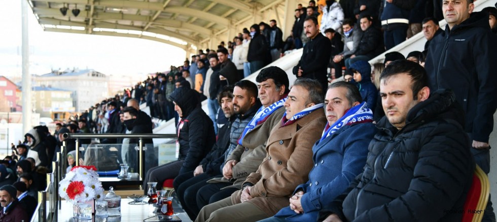 Vali Hayrettin Çiçek, Serhat Ardahanspor Maçını Tribünden Takip Etti