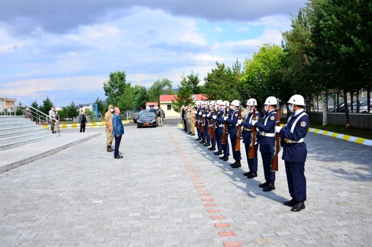 Vali Hüseyin Öner, İl Jandarma Komutanı Albay Ali Naci Aldemir'e hayırlı olsun ziyaretinde bulundu