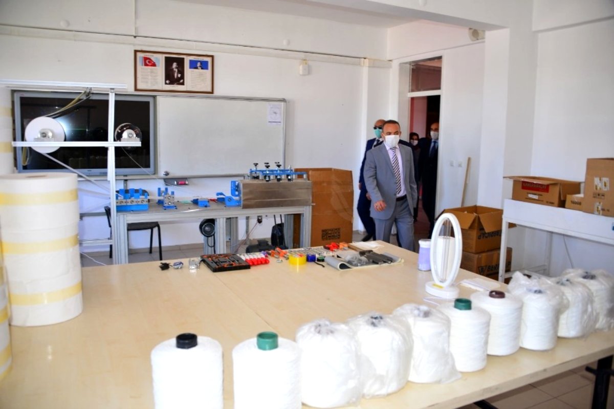 Vali Hüseyin Öner, Şehit Türkmen Tekin Meslek Lisesinde maske üretimi atölyesini ziyaret etti