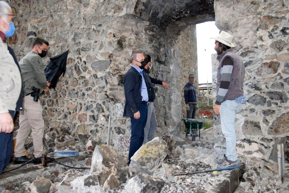 Vali Öner, Ardahan Kalesinde turizme yönelik yapılan çalışmaları yerinde inceledi