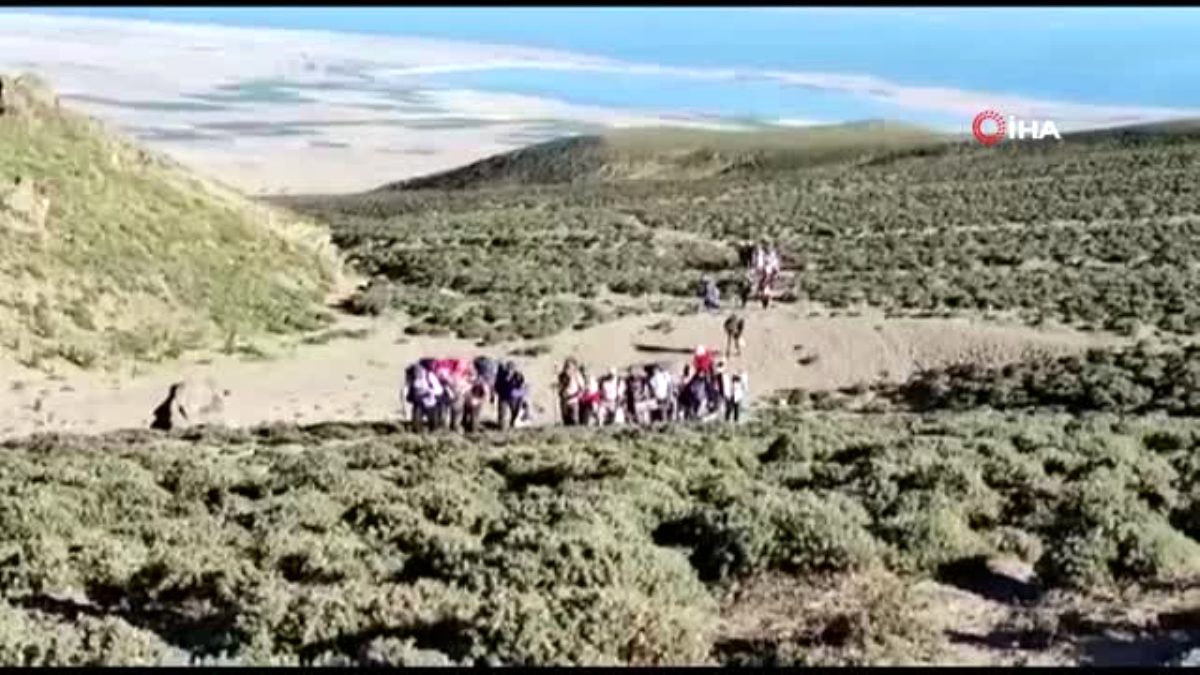 Van Gölü'ne dikkat çekmek için Süphan Dağı'na zirve yaptılar