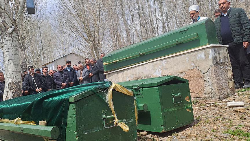 Van'da otomobil diğere çarptı! Baba ve 2 kızı hayatını kaybetti
