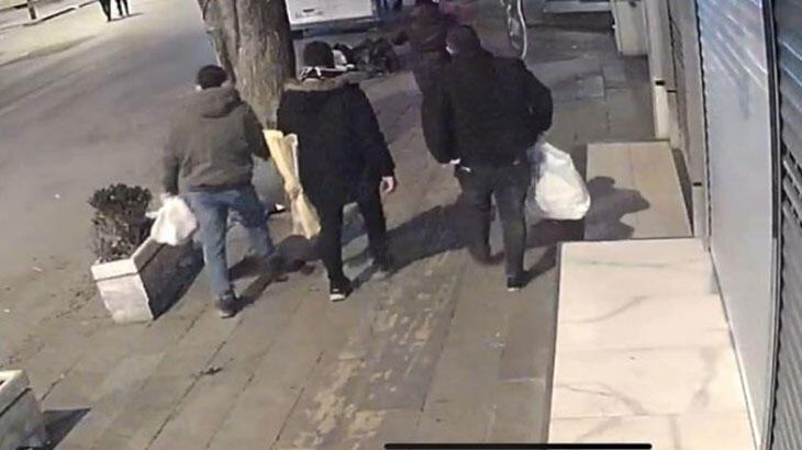 Vatandaşların altın ve paralarını alan kuyumcu kardeşlerin kaçış anı kamerada