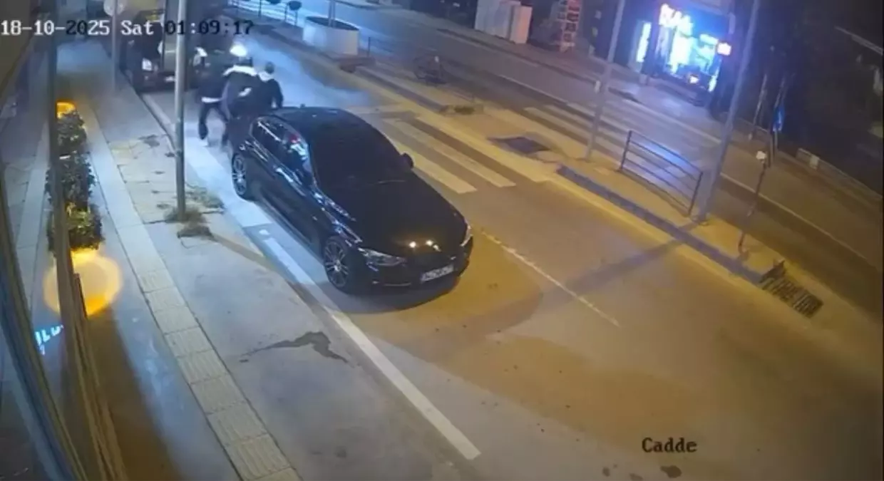 Yalova’da otomobil kontrolden çıkarak park halindeki araca çarptı: 3 yaya son anda kurtuldu