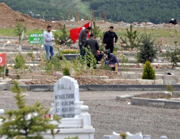 Yasağa rağmen mezarlığa koştular