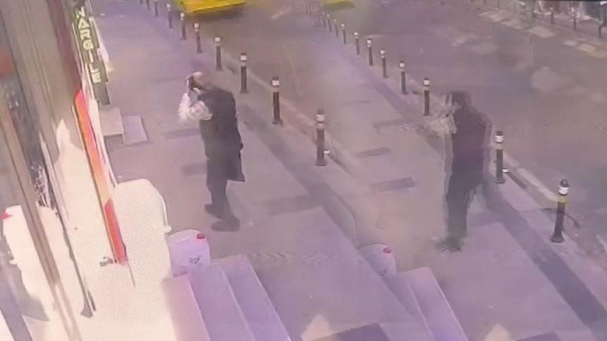 Yer: Küçükçekmece! Fenalaşıp yola yığılan adamın üzerinden araç geçti