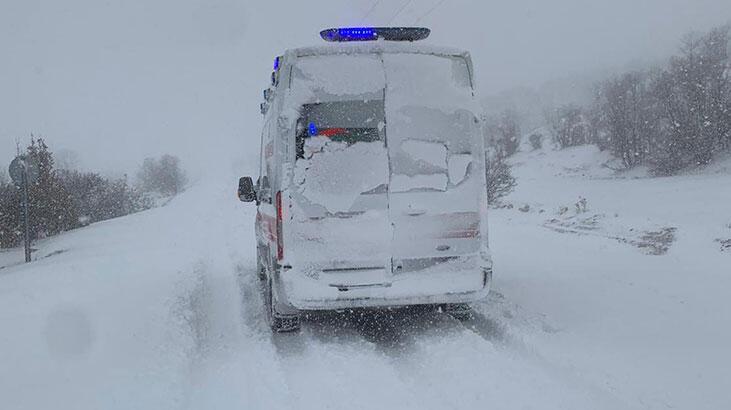 Yoğun kar nedeniyle ambulansta doğum yaptı