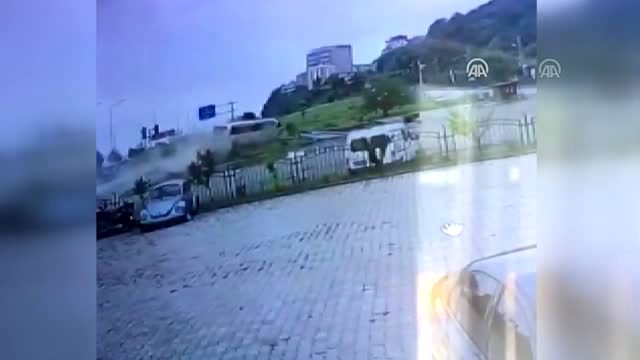 Yolcu otobüsü kontrolden çıktı: 2 yaralı