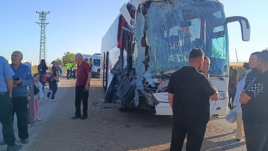 Yolcu otobüsü TIR’a çarptı: Çok sayıda yaralılar var