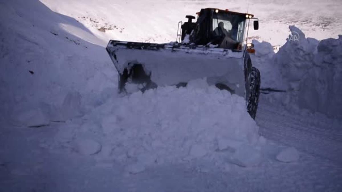 Yukarıkent Geçidi'nde karla mücadele