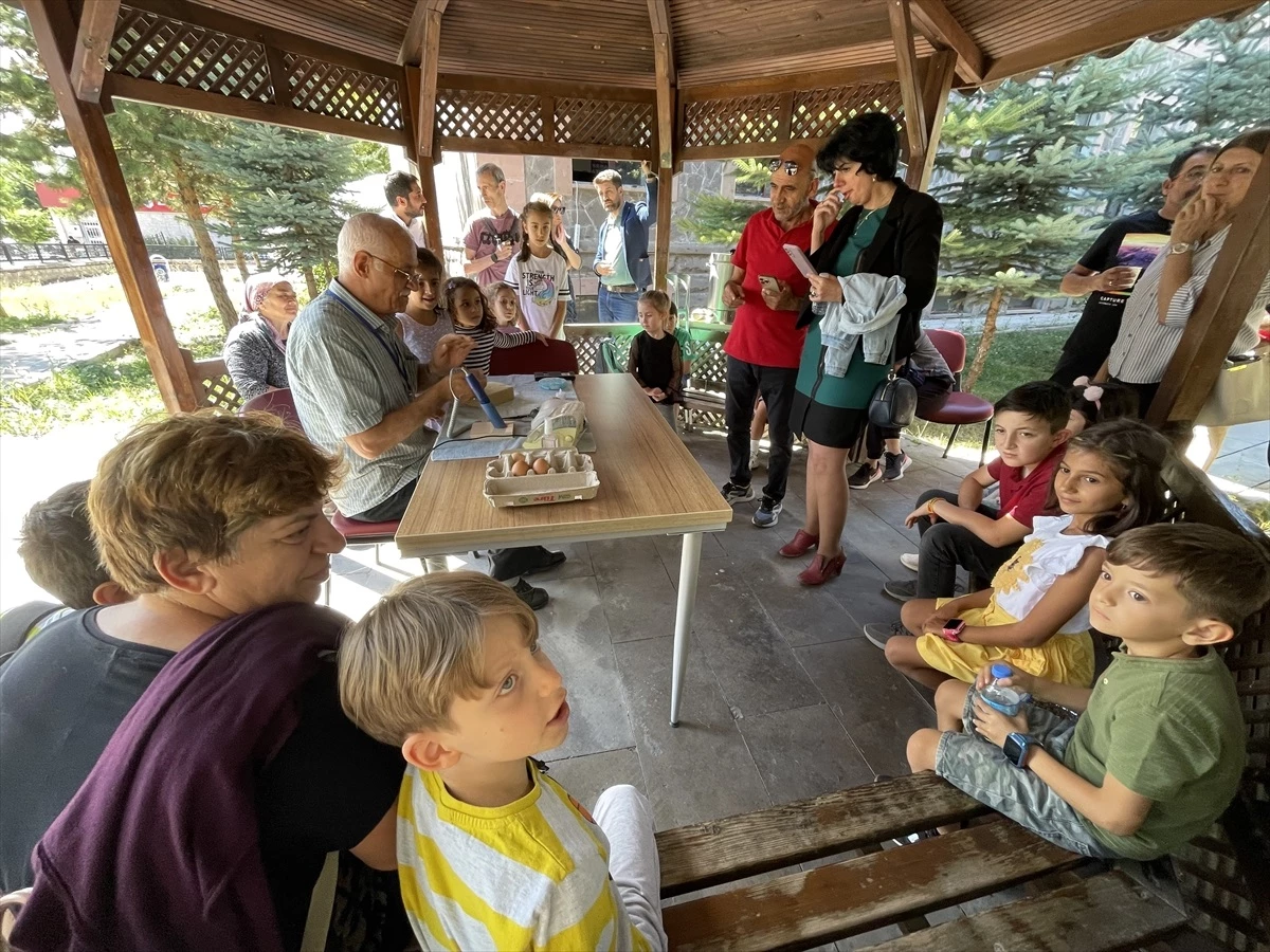 Yumurta Kabuğu Oyma Sanatçısı Ardahan'da Çocuklara Sanatını Gösterdi