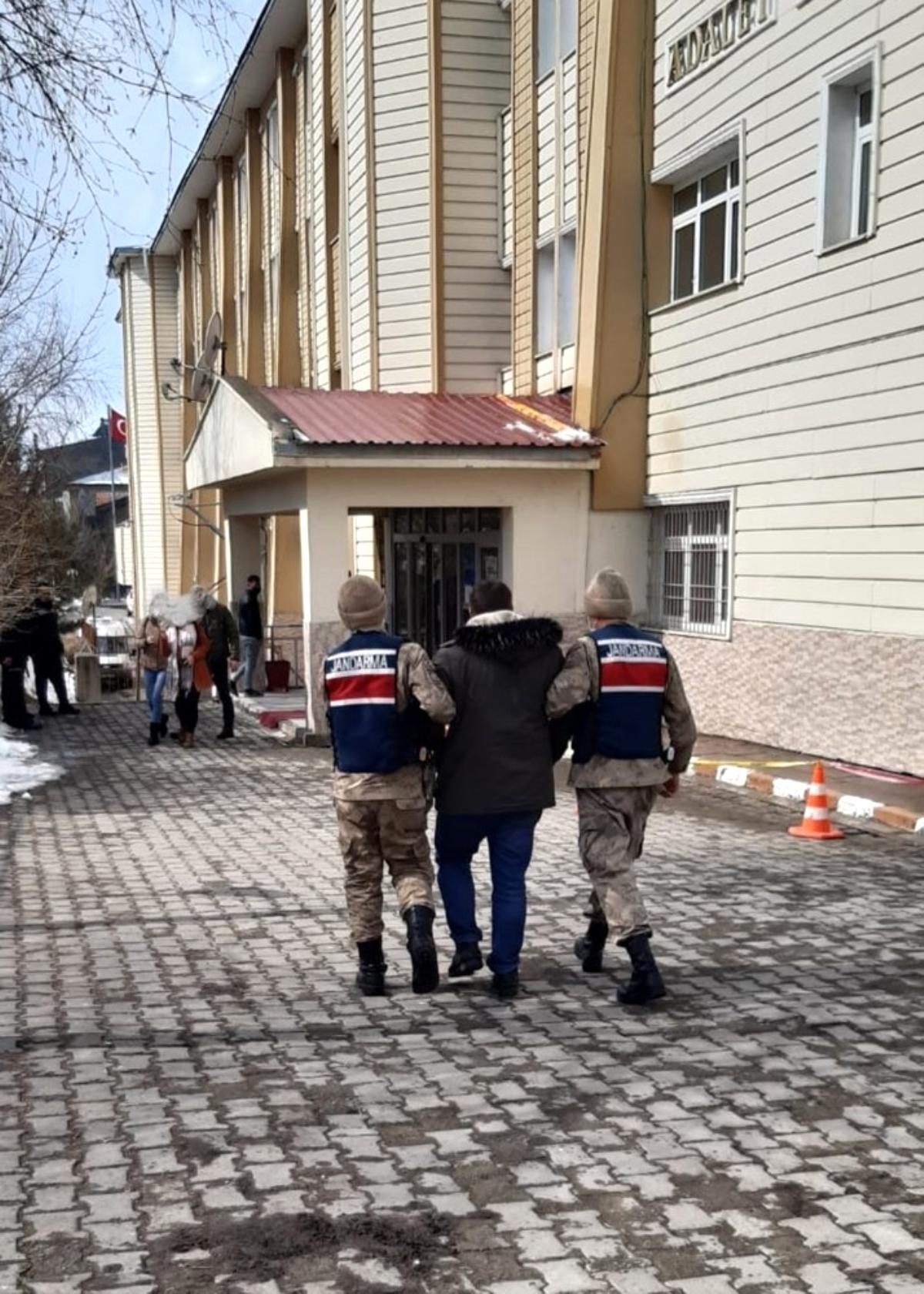 Yurtdışına kaçmaya çalışan firari Ardahan daki yol kontrolünde yakayı ele verdi