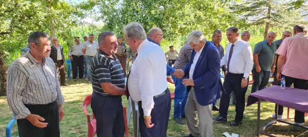 Ziyarette bulunduğu her yerde davul zurnayla karşılanan Saffet Kaya’ya kurbanlar kesiliyor.
