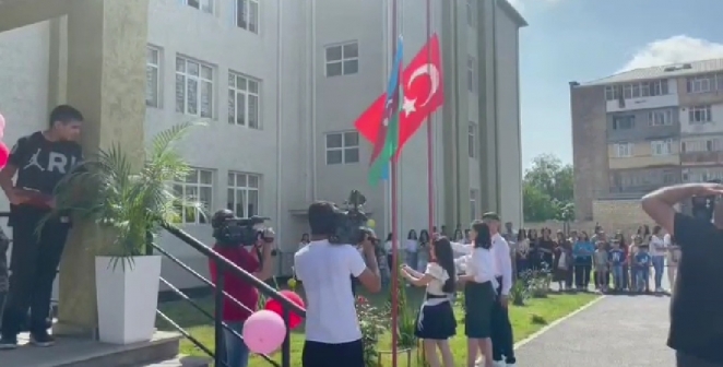 Türk ve Azerbaycan Bayrağını Göklere Çeken Azerbaycan lı Öğretmen ve Öğrenciler 