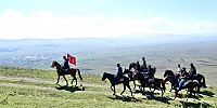 Ardahan da Yıldızlı Dağın zirvesinde bulunan tarihi Ramazan Tabyasına Atlarla yürüyüş düzenledi